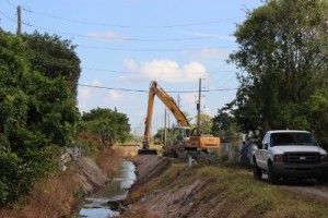 Equipment dreding canal