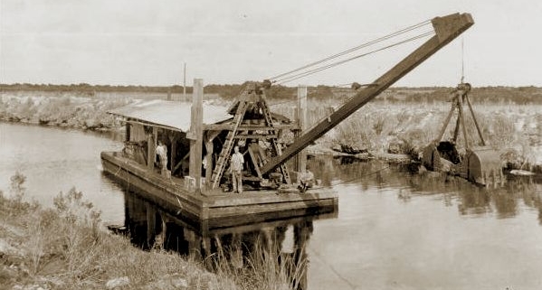 1900's photo of dredge in canal